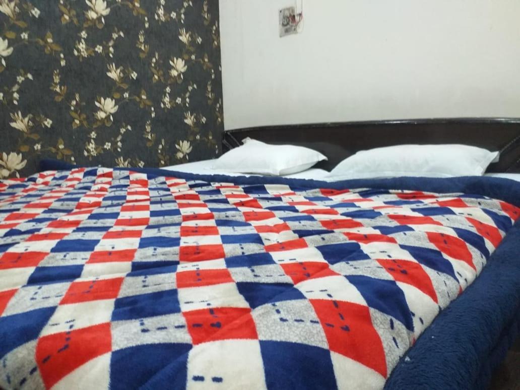 Abhiraj Guest House Матура Екстериор снимка