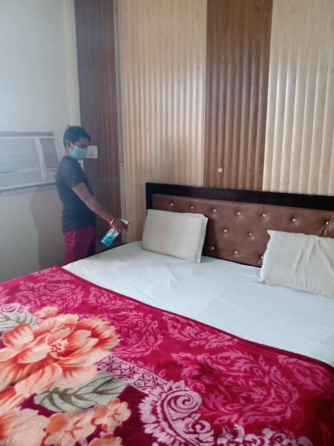 Abhiraj Guest House Матура Екстериор снимка