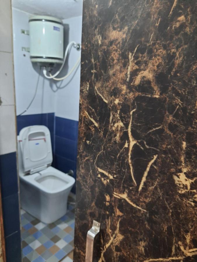 Abhiraj Guest House Матура Екстериор снимка
