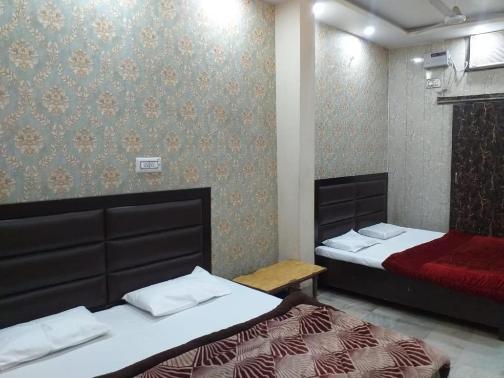 Abhiraj Guest House Матура Екстериор снимка