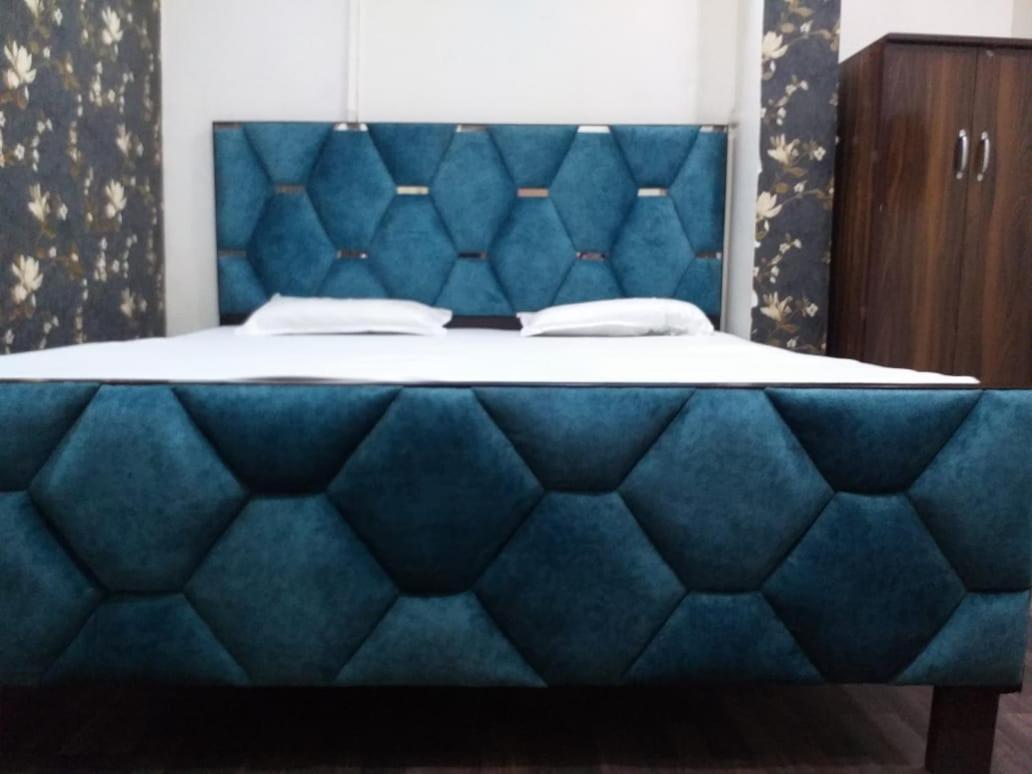 Abhiraj Guest House Матура Екстериор снимка