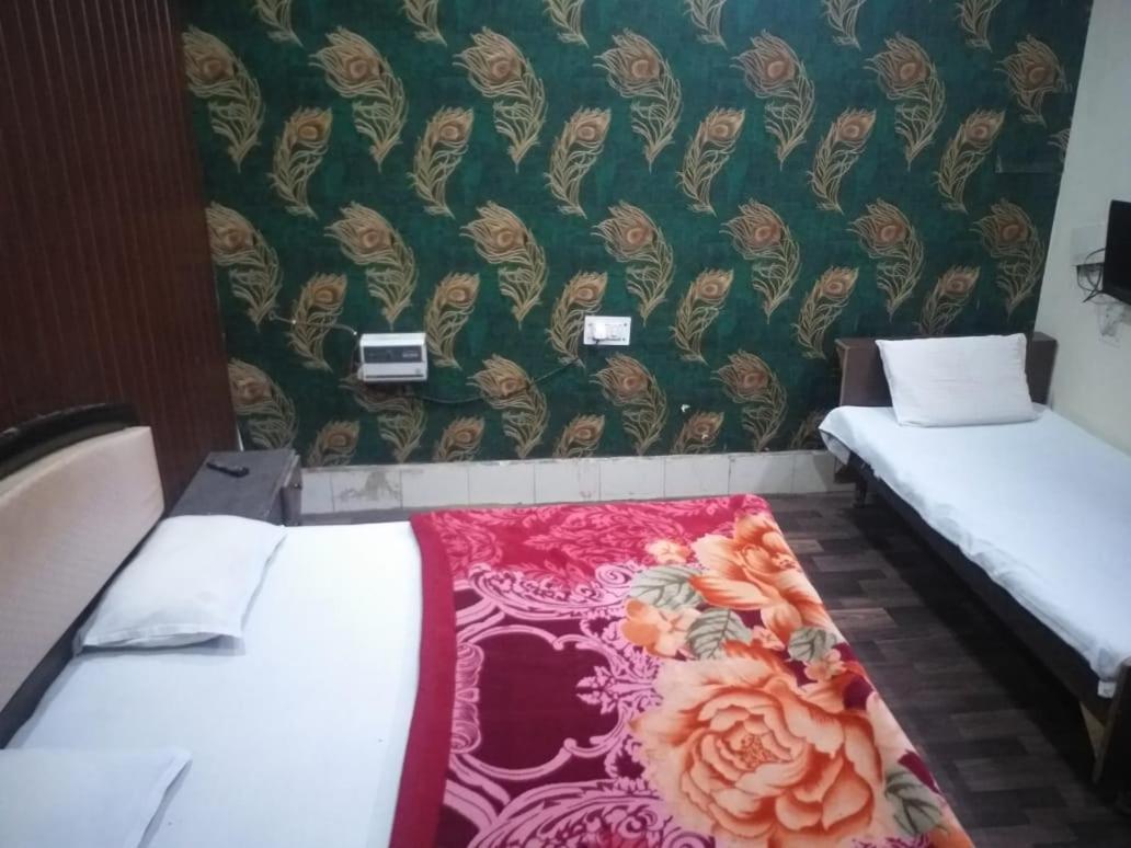 Abhiraj Guest House Матура Екстериор снимка