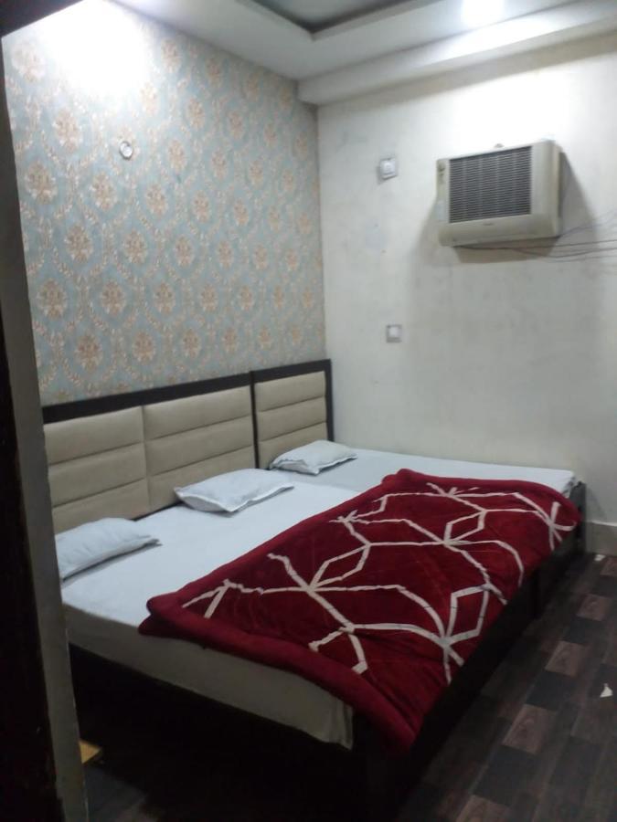 Abhiraj Guest House Матура Екстериор снимка