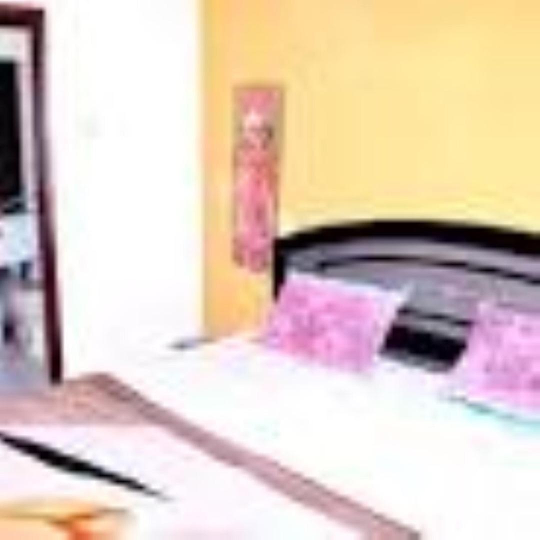 Abhiraj Guest House Матура Екстериор снимка