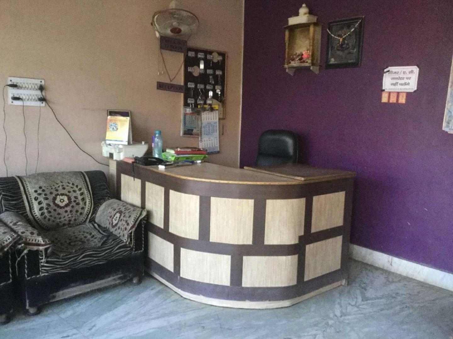 Abhiraj Guest House Матура Екстериор снимка