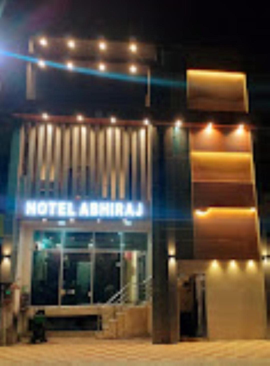 Abhiraj Guest House Матура Екстериор снимка