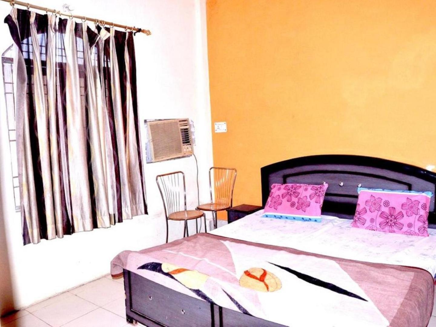 Abhiraj Guest House Матура Екстериор снимка