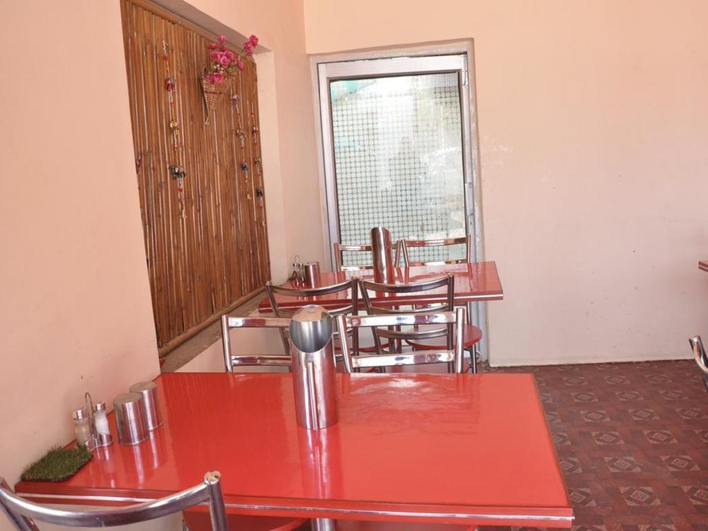 Abhiraj Guest House Матура Екстериор снимка